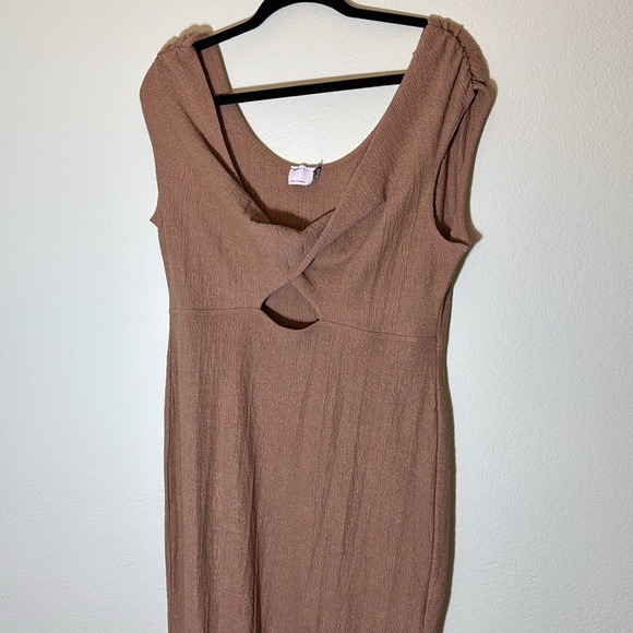 ASOS design one of the shoulder twist detail midi dress in mocha US 14 - Picture 3 of 5